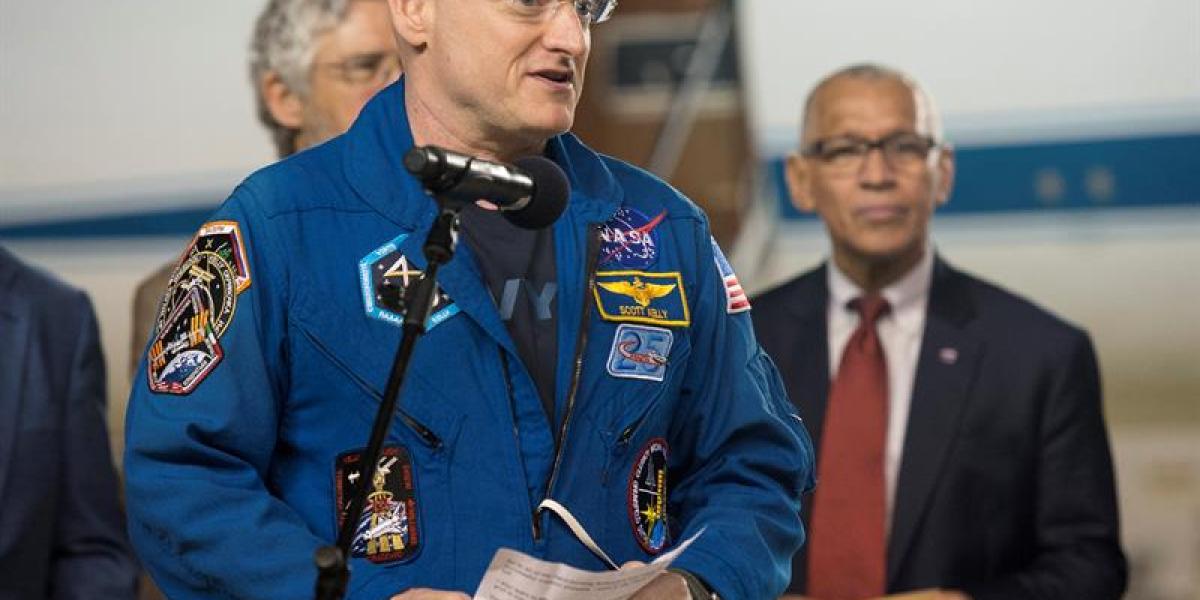 Fotografía de la NASA que muestra al astronauta estadounidense Scott Kelly