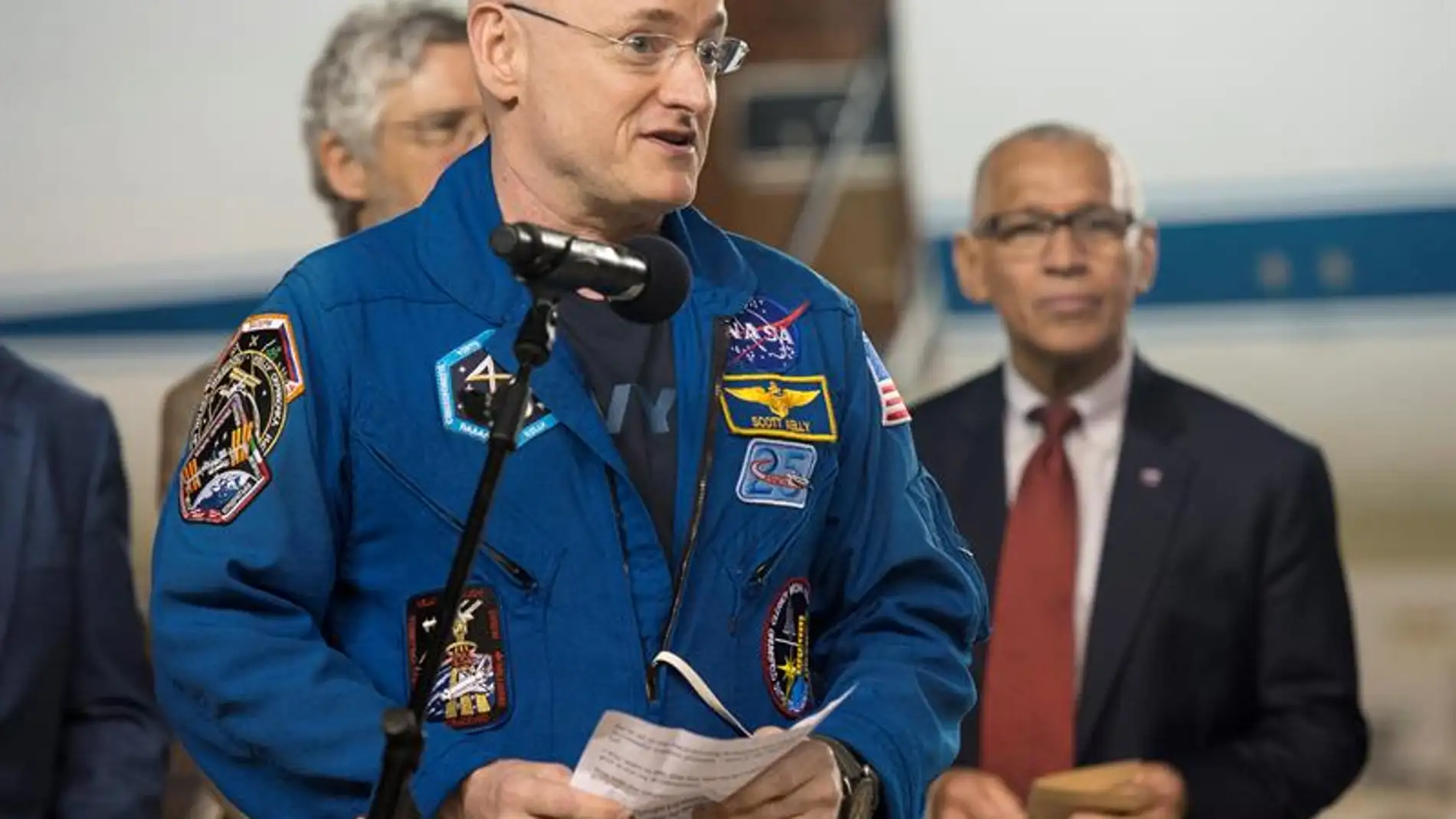 El astronauta Scott Kelly deja la NASA tras pasar un año en el espacio