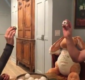 Frame 10.543719 de: Taylor Swift reta a su hermano a una batalla de huevos de Pascua Frame 10.543719 de: Taylor Swift reta a su hermano a una batalla de huevos de Pascua