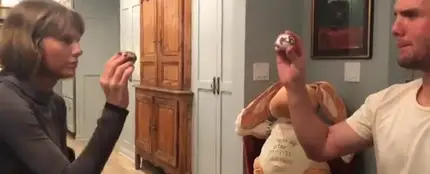 Frame 10.543719 de: Taylor Swift reta a su hermano a una batalla de huevos de Pascua Frame 10.543719 de: Taylor Swift reta a su hermano a una batalla de huevos de Pascua
