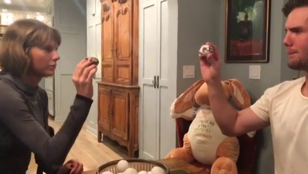Frame 10.543719 de: Taylor Swift reta a su hermano a una batalla de huevos de Pascua