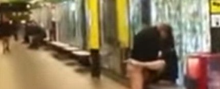 Una pareja practica sexo en el and&eacute;n del metro de Barcelona