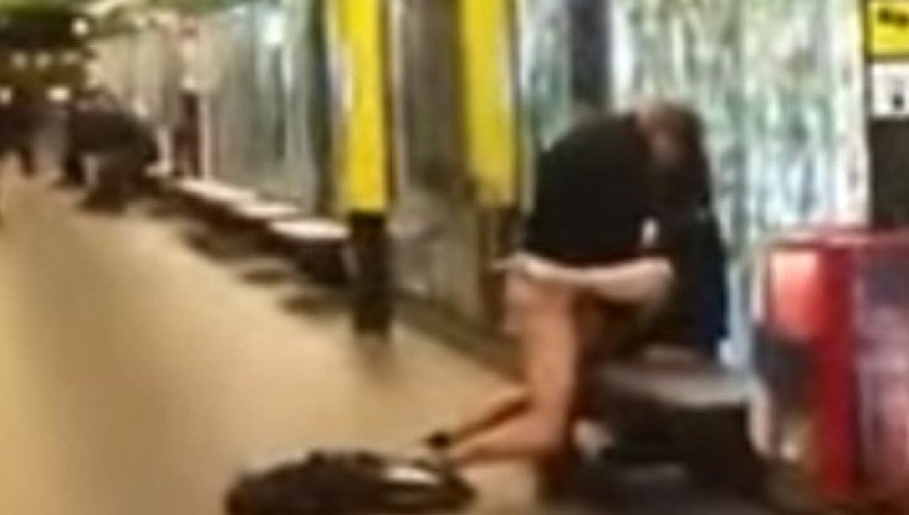 Una pareja practica sexo en el andén del metro de Barcelona