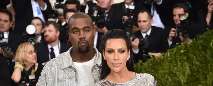 Kim Kardashian y Kanye West han centrado la atención una vez más de los flashes de los periodistas, ya sea por el brillante vestido de ella como por las lentillas grises de él Kim Kardashian y Kanye West han centrado la atención una vez más de los flashes de los periodistas, ya sea por el brillante vestido de ella como por las lentillas grises de él