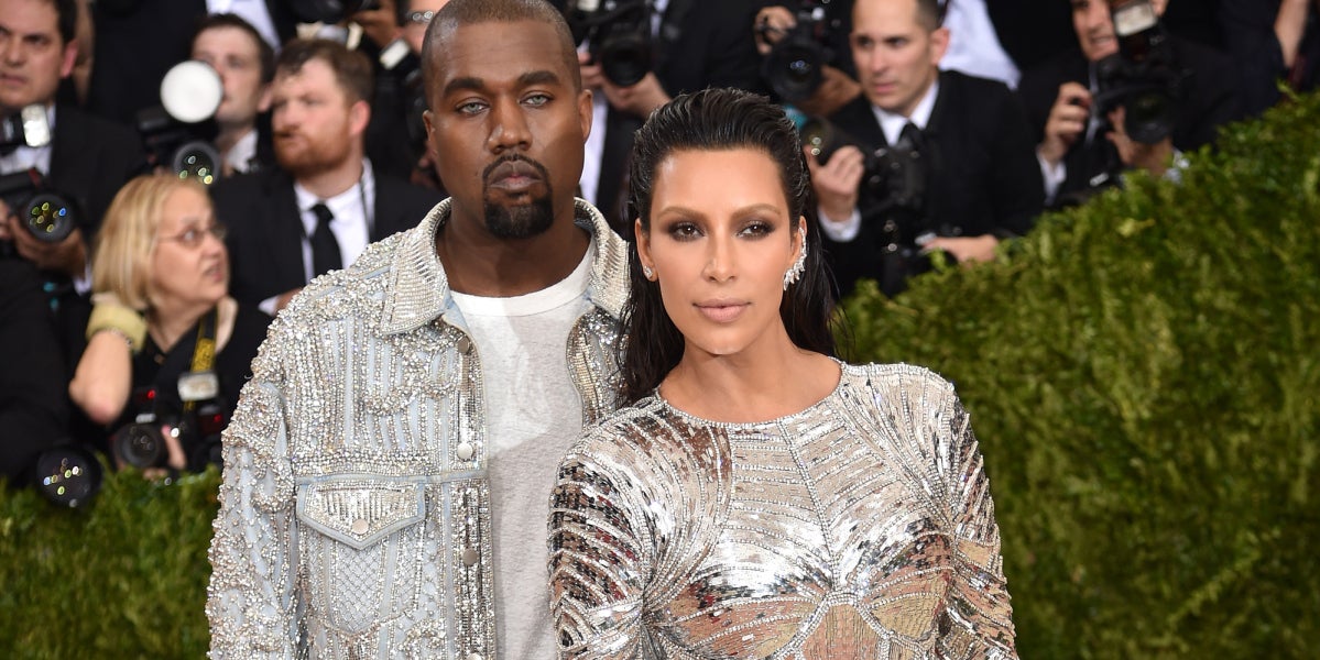 Kim Kardashian y Kanye West han centrado la atención una vez más de los flashes de los periodistas, ya sea por el brillante vestido de ella como por las lentillas grises de él