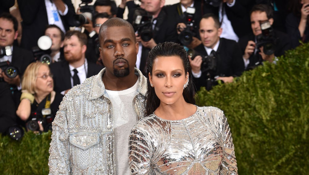 Kim Kardashian y Kanye West han centrado la atención una vez más de los flashes de los periodistas, ya sea por el brillante vestido de ella como por las lentillas grises de él