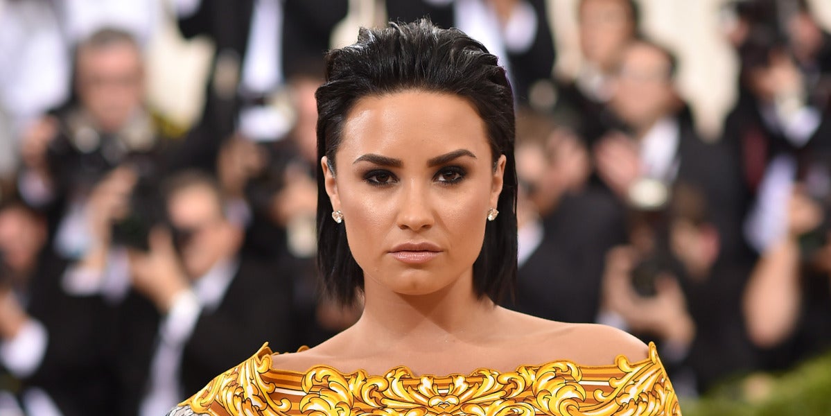 Demi Lovato también marcó estilo con este vestido de lentejuelas plateadas con inspiración oriental