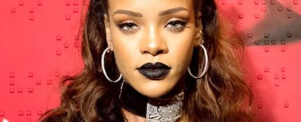 Rihanna prefiere su choker mucho más ostentosa que las demás