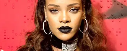 Rihanna prefiere su choker mucho más ostentosa que las demás Rihanna prefiere su choker mucho más ostentosa que las demás