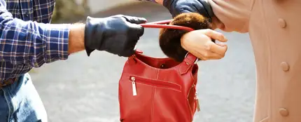 Un ladrón robando un bolso Un ladrón robando un bolso