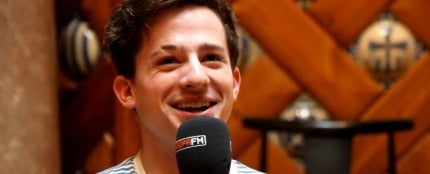 Charlie Puth durante su encuentro con Juanma Romero