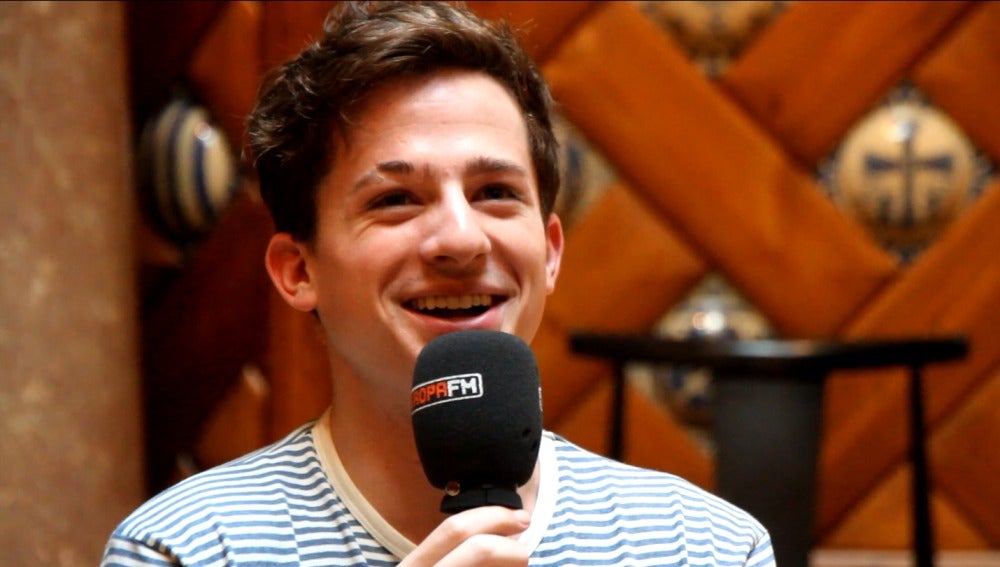 Charlie Puth durante su encuentro con Juanma Romero