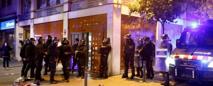 Varios antidisturbios junto al "banco okupado" Varios antidisturbios junto al "banco okupado"