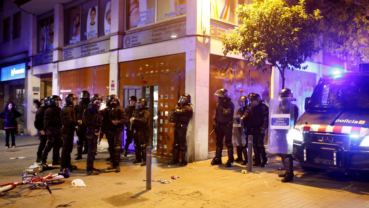 Varios antidisturbios junto al "banco okupado" Varios antidisturbios junto al "banco okupado"