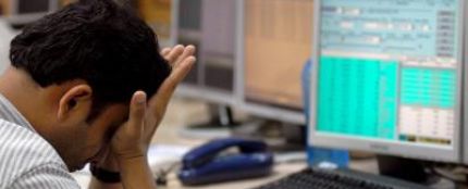 Un trabajador se lamenta en su puesto de trabajo