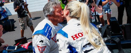 Lady Gaga besa a Mario Andretti en la Indy 500