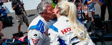 Lady Gaga besa a Mario Andretti en la Indy 500 Lady Gaga besa a Mario Andretti en la Indy 500