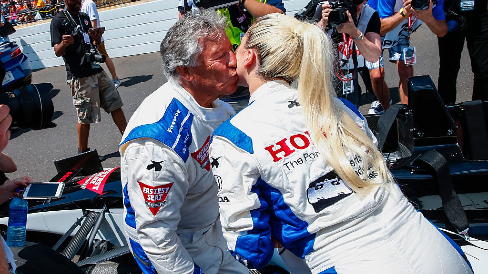 Lady Gaga besa a Mario Andretti en la Indy 500