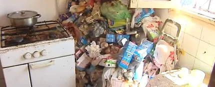 Frame 11.29898 de: Una mujer con síndrome de Diógenes acumula basura durante varios años en el interior de su casa Frame 11.29898 de: Una mujer con síndrome de Diógenes acumula basura durante varios años en el interior de su casa