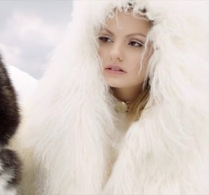 Alexandra Stan en el videoclip de "Écoute" Alexandra Stan en el videoclip de "Écoute"