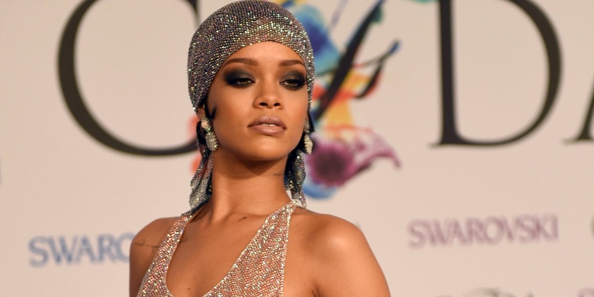 Rihanna Se Desnuda Para Recibir El Icono De La Moda De Los Premios Cfda