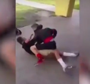 Da una paliza a su agresor Da una paliza a su agresor