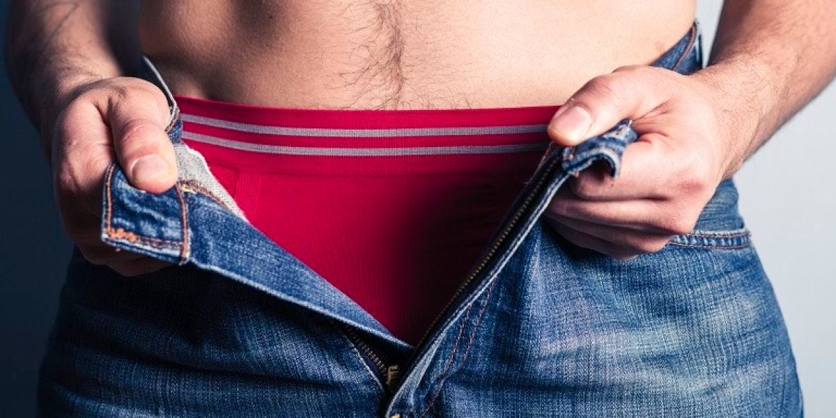 Un hombre en calzoncillos