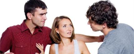 Dos chicos se pelean por una chica