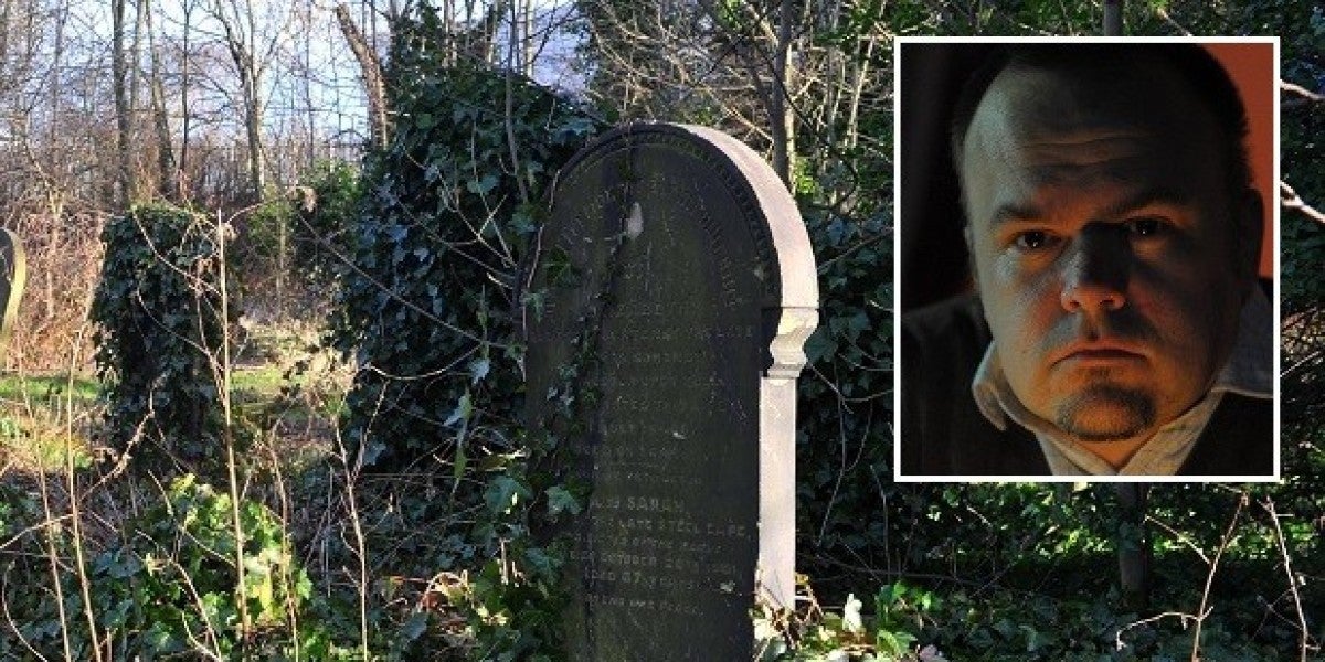 El investigador Mike Covell se topó con el rodaje de una película porno en el cementerio de Kingston-Upon-Hull