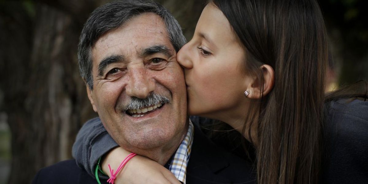 Eva con su abuelo tras salvarle la vida