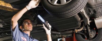 Mec&aacute;nico reparando un coche