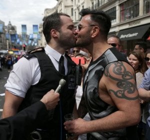 Beso entre los dos comprometidos durante el Orgullo Gay de Londres Beso entre los dos comprometidos durante el Orgullo Gay de Londres