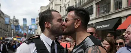 Beso entre los dos comprometidos durante el Orgullo Gay de Londres Beso entre los dos comprometidos durante el Orgullo Gay de Londres