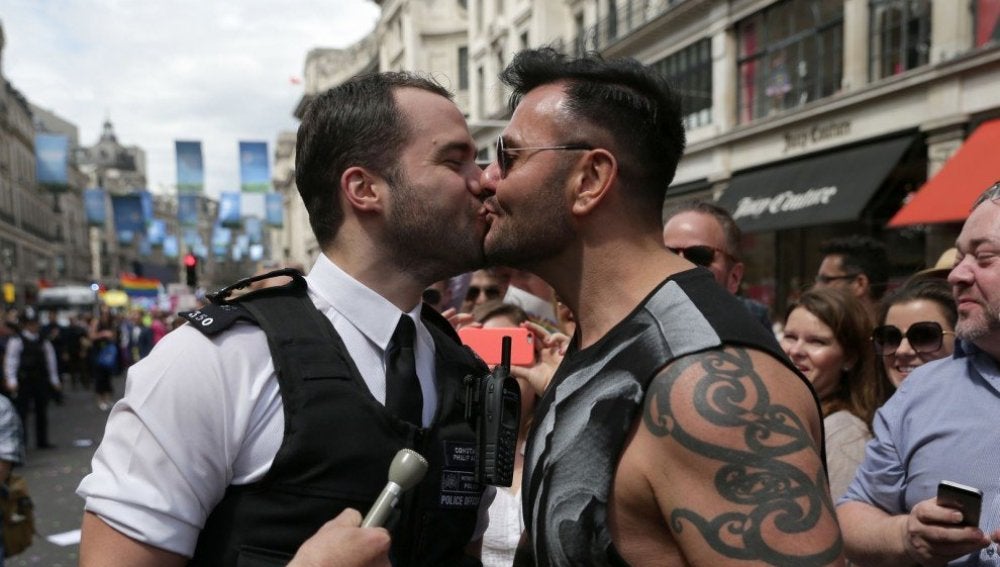 Beso entre los dos comprometidos durante el Orgullo Gay de Londres