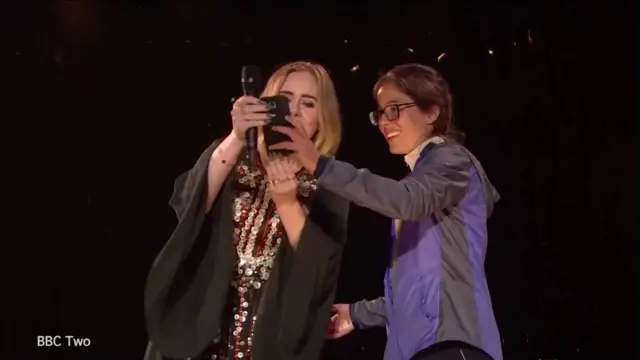 Adele eructa en la cara de una fan cuando la sube al escenario