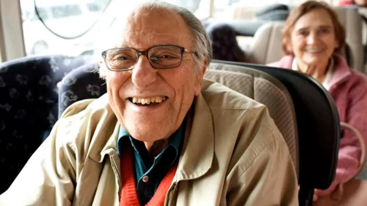 Abuelo en un autobús Abuelo en un autobús