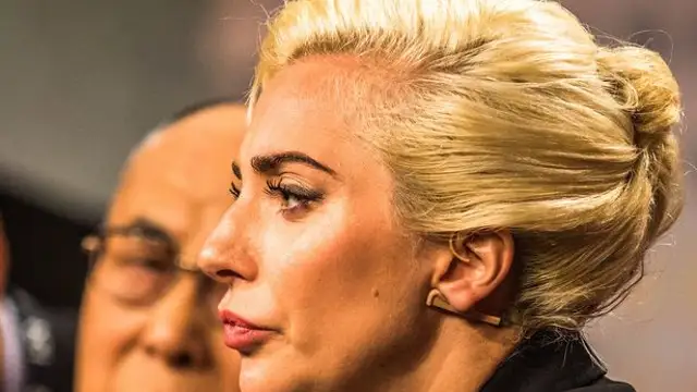 Lady Gaga junto al Dalai Lama