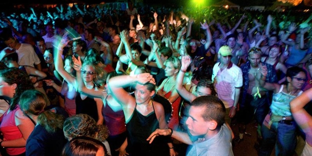 Jóvenes en una discoteca
