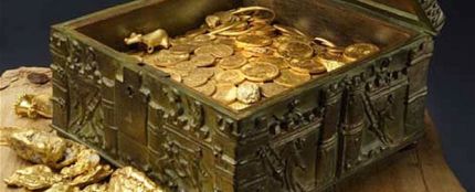 Un cofre lleno de monedas - Imagen de archivo