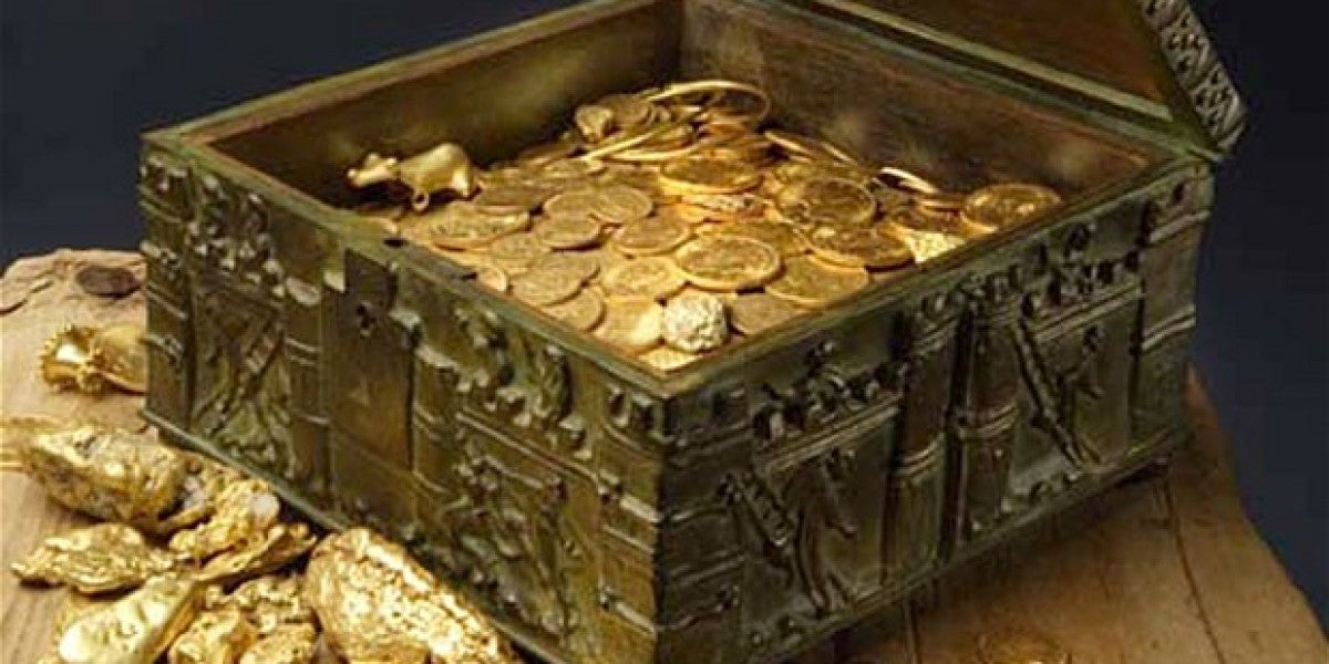 Un cofre lleno de monedas - Imagen de archivo