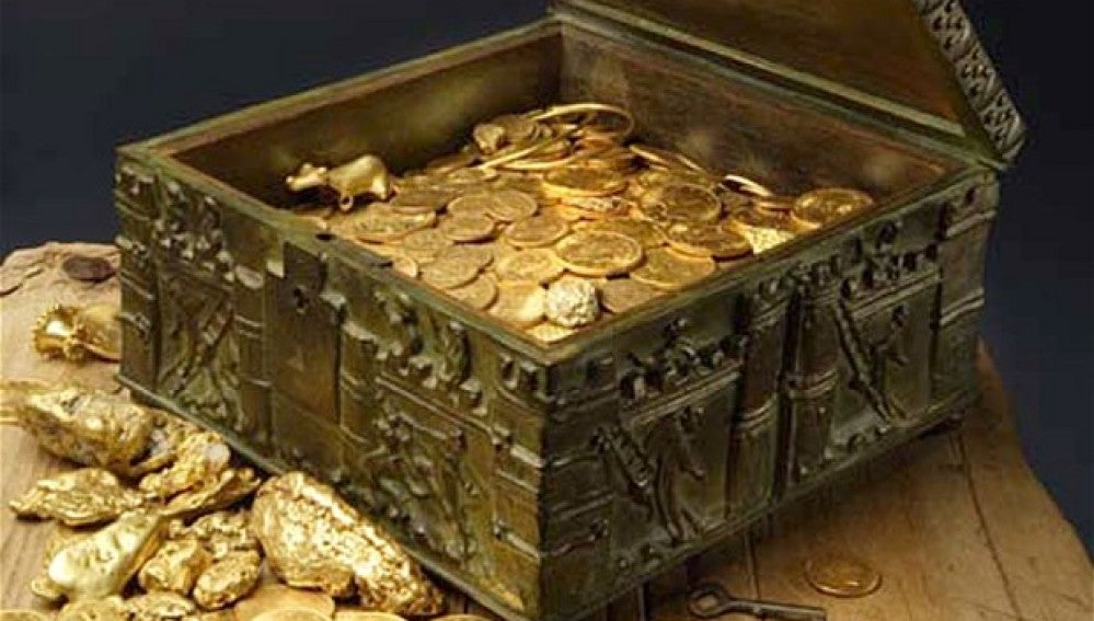 Un cofre lleno de monedas - Imagen de archivo
