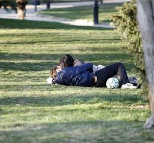 Pareja besándose en un parque Pareja besándose en un parque