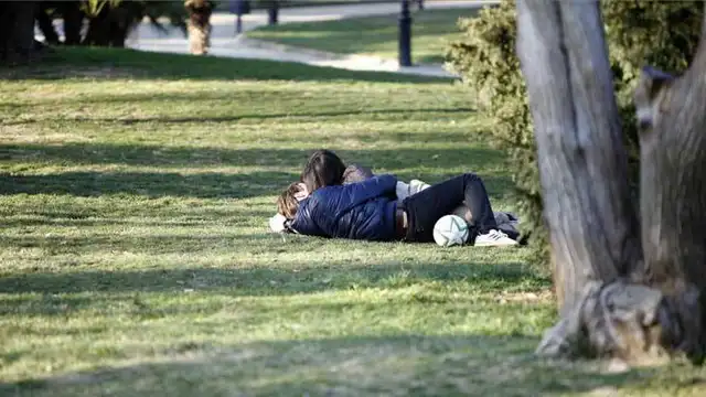 Pareja besándose en un parque