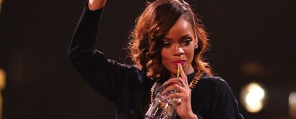 Rihanna bebiendo
