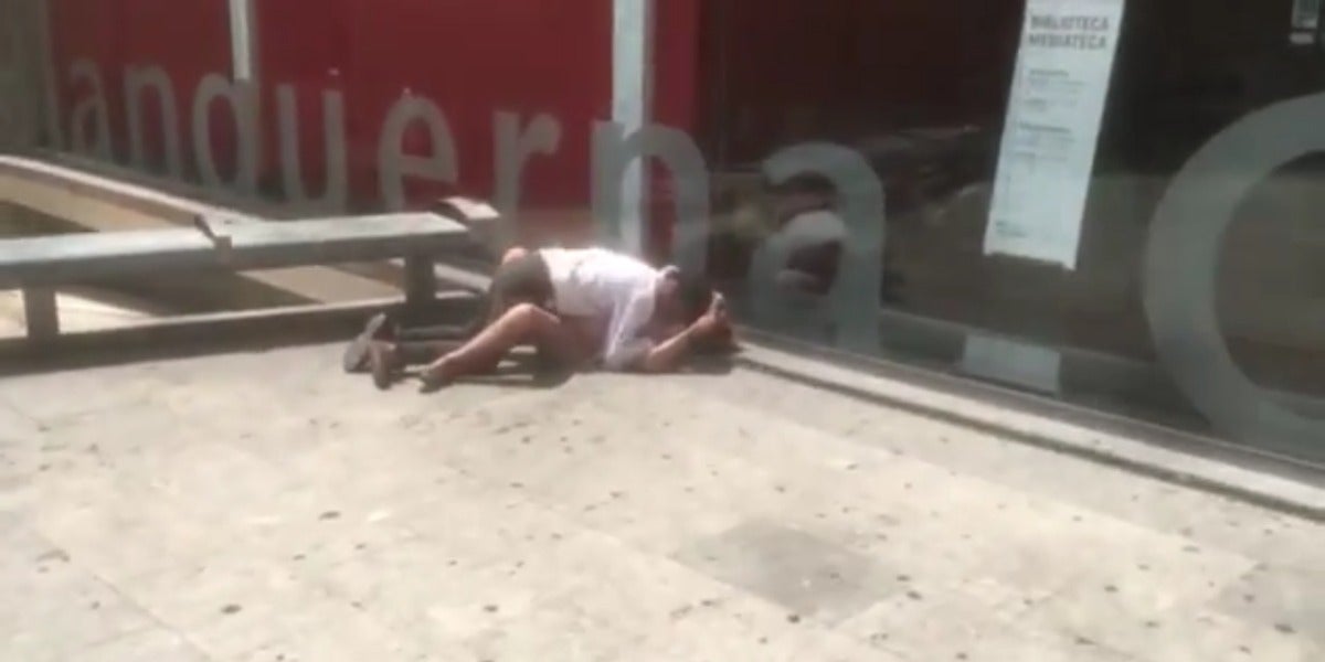 Pareja manteniendo relaciones sexuales a plena luz del día