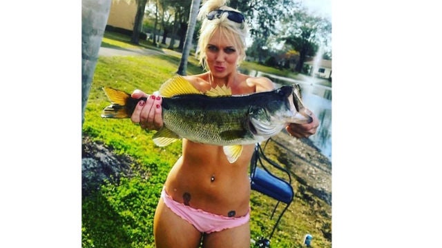 El 'Fishbra', la nueva moda de taparse los pechos con un pez