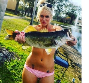 El 'Fishbra', la nueva moda de taparse los pechos con un pez El 'Fishbra', la nueva moda de taparse los pechos con un pez