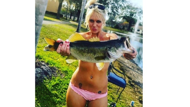 El 'Fishbra', la nueva moda de taparse los pechos con un pez