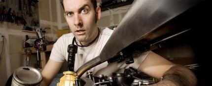 Mec&aacute;nico reparando una moto