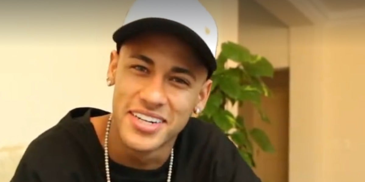 Neymar hace el reto de Mark Zuckenberg